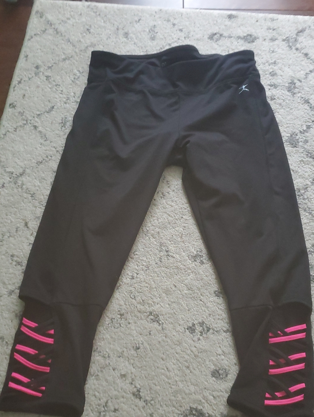 Danskin Black Capri Leggings with Pink Cutout Detail Size Small
